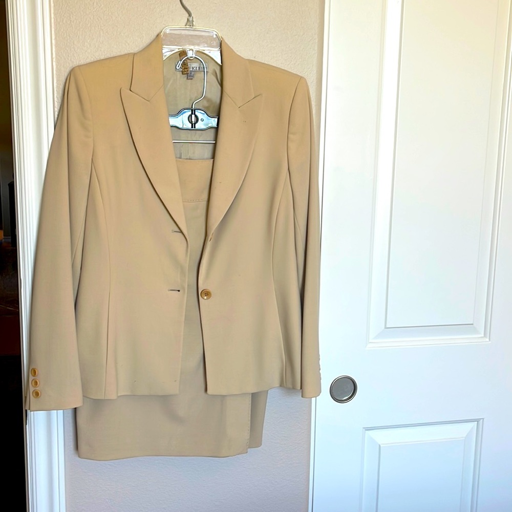 Beautiful lightweight wool Anne Klein suit with slash pockets in the jacket